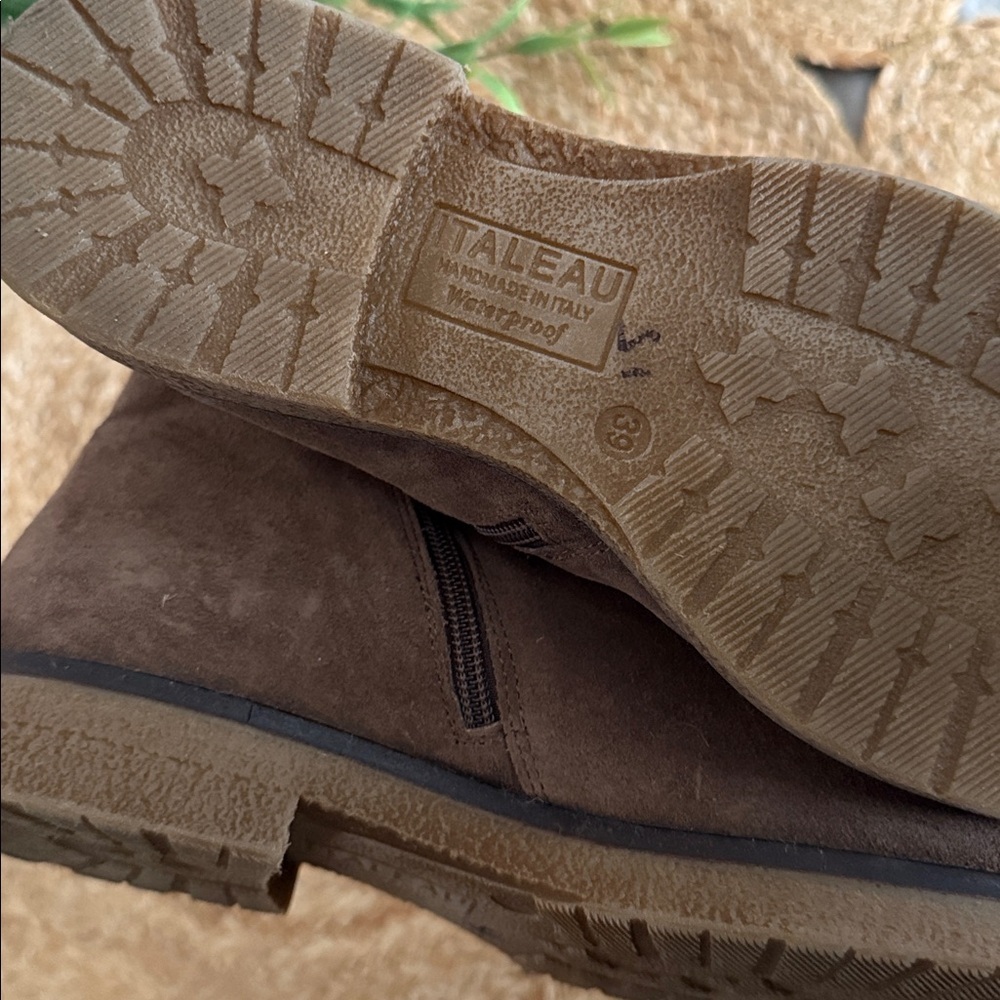 Italeau Foliana Weatherproof Leather Bootie. Size 39/ 8.5 Nut - Picture 6 of 12